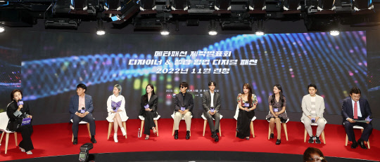 30일 오후 서울 중구 동대문디자인플라자에서 장영진 산업통상자원부 1차관(왼쪽 두번째)와 디자이너들이 '메타패션 제작 발표회'를 하고 있다. 연합뉴스